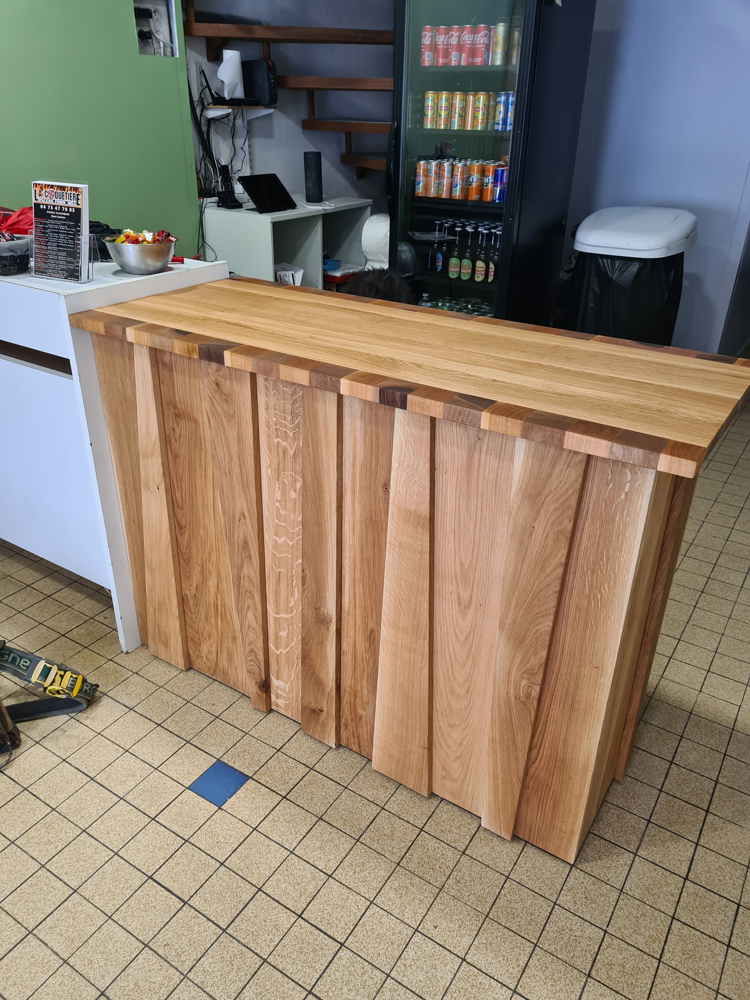 Comptoir en bois massif à l'intérieur de La Coquetière