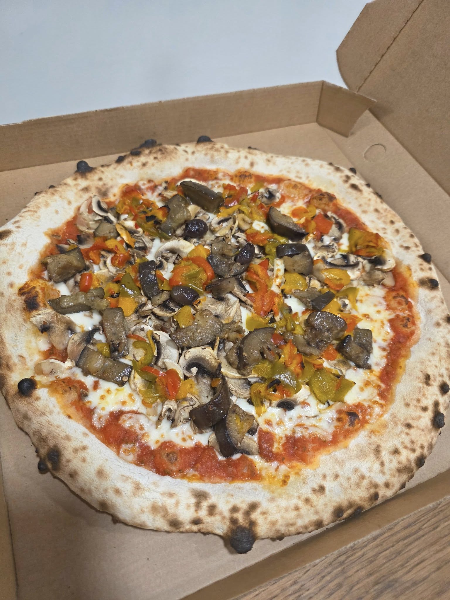 Pizza artisanale garnie de légumes frais, base tomate, La Coquetière