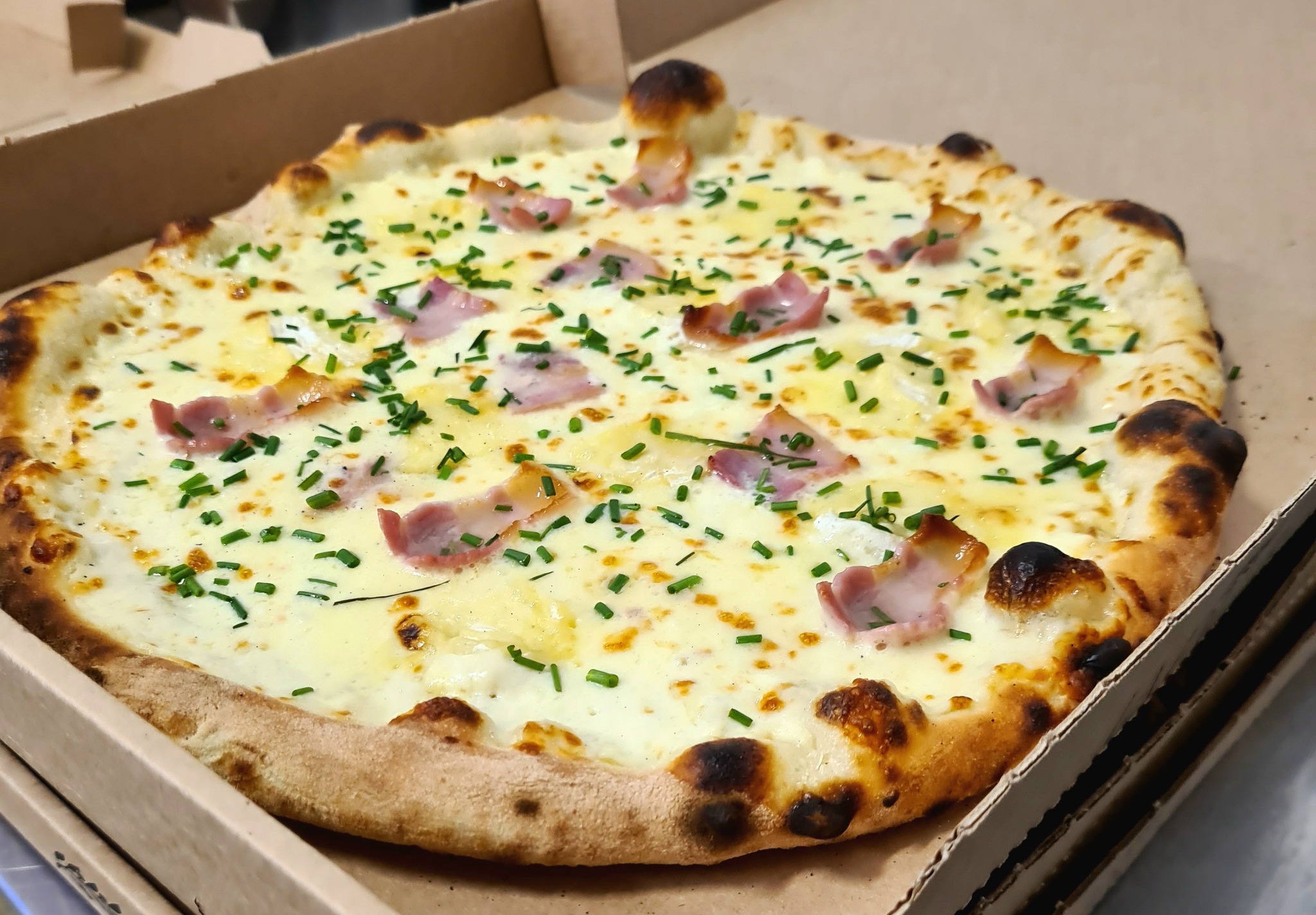 Pizza artisanale base crème avec garnitures fraîches, La Coquetière